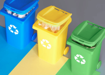 Odpady, śmietniki na kolorowym tle, recykling
